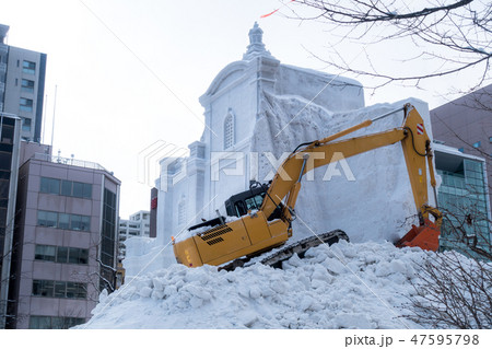 雪像の解体風景 / さっぽろ雪まつりの風景 47595798