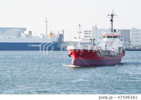 京浜港を行く赤いタンカー 47596381