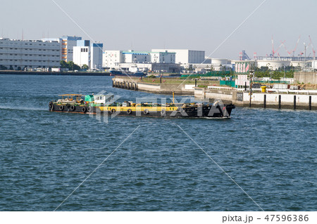京浜港を行くパージ船 京浜港を行くパージ船 47596386