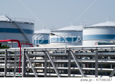 火力発電所のタンク群とパイプライン 47596387