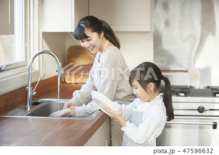 お手伝いする女の子 47596632