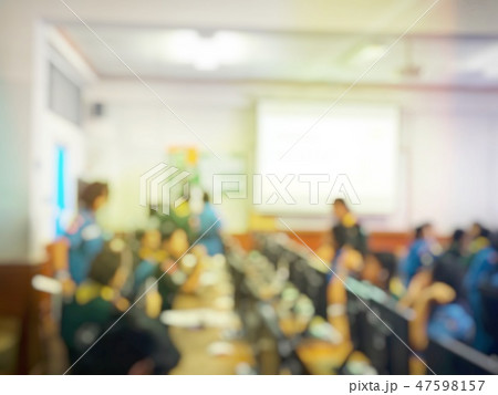 the student learning in computer room 47598157