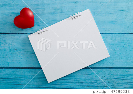 Love Heart and empty calendar Love Heart and empty calendar 47599338