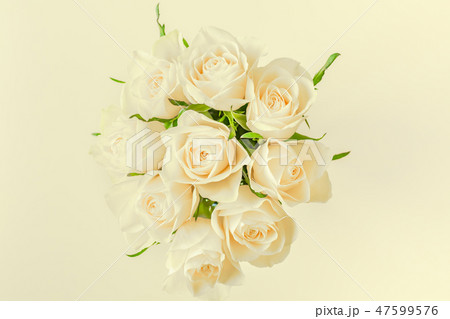 Fresh white roses bouquet 47599576