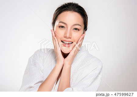 Beautiful Young asian Woman with Clean Fresh Skin 47599627