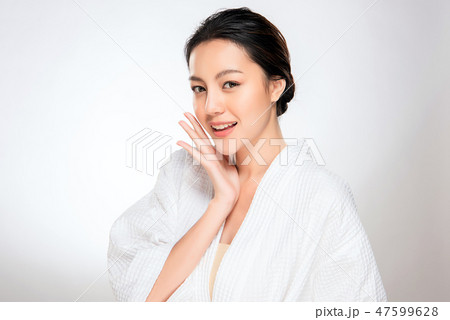 Beautiful Young asian Woman with Clean Fresh Skin 47599628