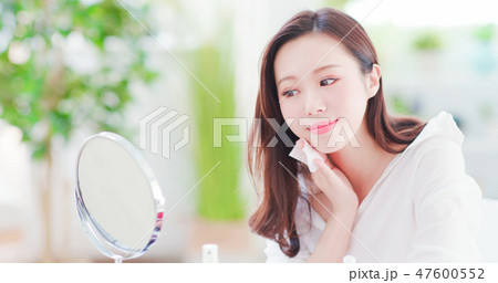 asian woman use cleansing cotton 47600552