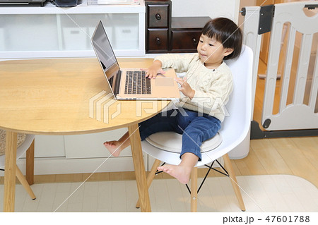 パソコンをさわる2歳児 47601788