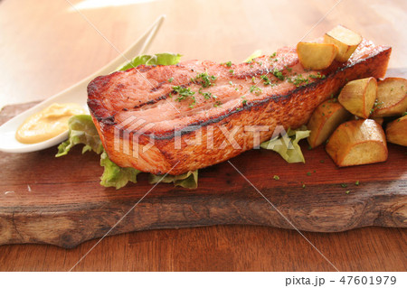 厚切りベーコンとポテトフライ 47601979