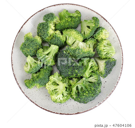 Plate with chopped broccoli buds isolated on white 47604106