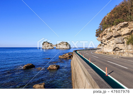 早朝の円月島　和歌山県 47607976