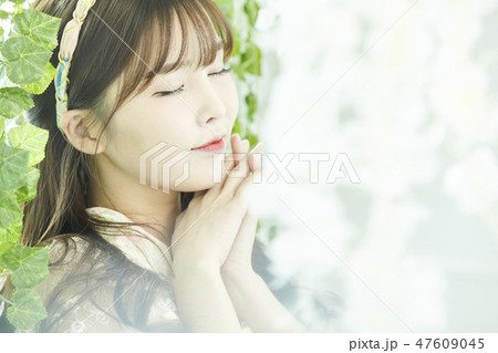 若い女性 女性 女 47609045