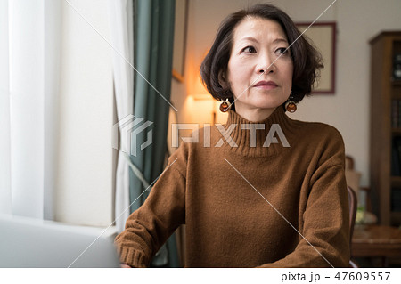 パソコンを操作するシニア女性 47609557