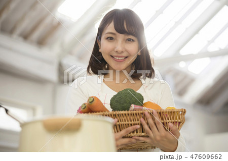野菜を持つ若い主婦　料理　調理 47609662