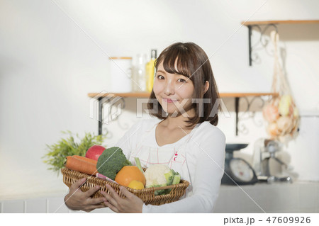 野菜を持つ若い主婦 料理 調理 野菜を持つ若い主婦 料理 調理 47609926
