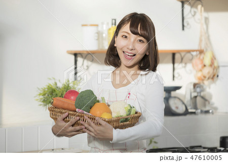 野菜を持つ若い主婦　料理　調理 47610005
