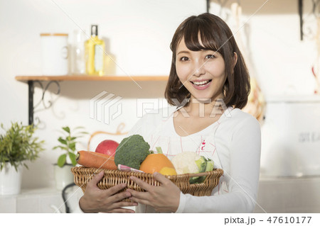 野菜を持つ若い主婦　料理　調理 47610177