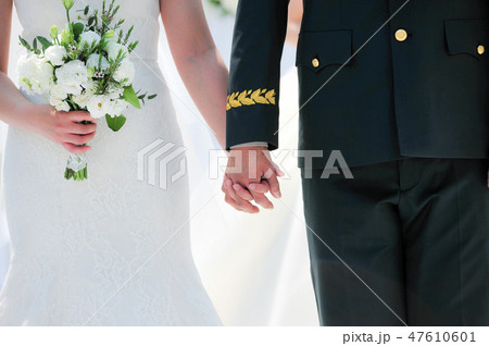 結婚 軍服 ブーケの写真素材