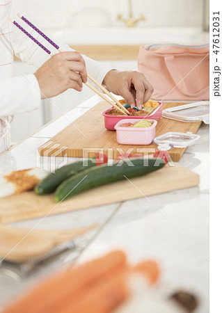 子供のお弁当を作るお母さん手元 子供のお弁当を作るお母さん手元 47612031