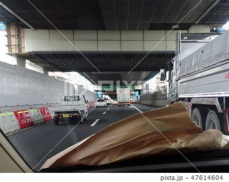 高速道路の落下物　フロントガラスにシートが飛んできた写真 47614604