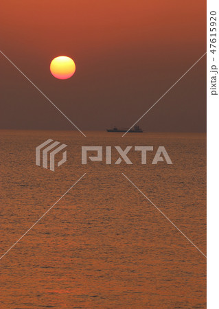 伊勢湾の夕日 47615920
