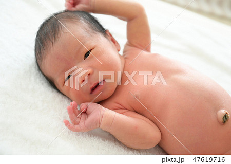 新生児 赤ちゃん 男の子 の写真素材
