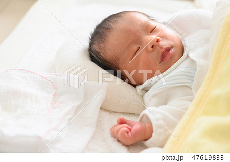 新生児 赤ちゃん 寝顔の写真素材