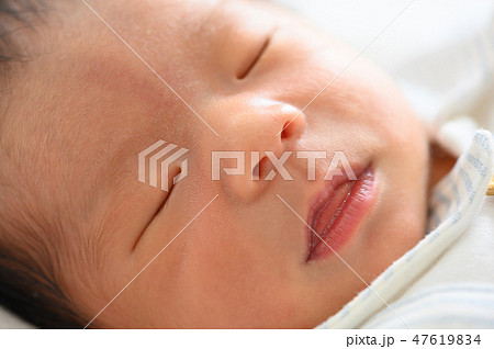 新生児 赤ちゃん 寝顔の写真素材