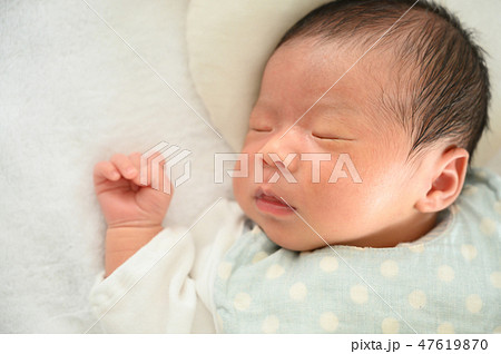 新生児 赤ちゃん 寝顔 男の子の写真素材