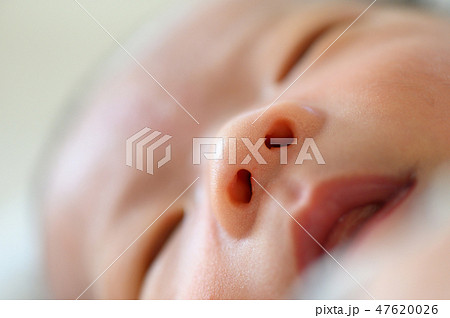新生児 赤ちゃん 新生児微笑の写真素材