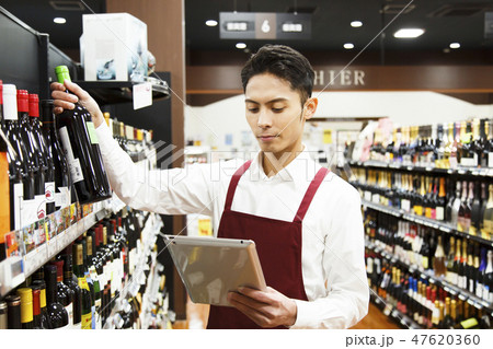 スーパー　店員　スタッフ　男性 47620360