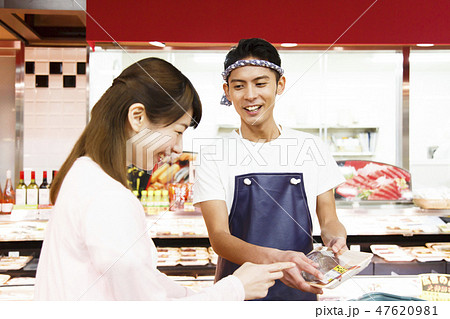 魚屋　スーパー　店員　鮮魚店　客 47620981
