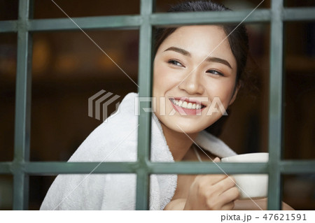 女性 ライフスタイル リラックス 女性 ライフスタイル リラックス 47621591