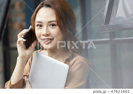 女性 ライフスタイル 電話をかける 女性 ライフスタイル 電話をかける 47621602
