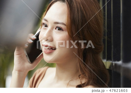 女性 ライフスタイル 電話をかける 女性 ライフスタイル 電話をかける 47621603