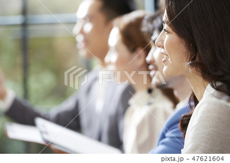 女性　ビジネスウーマン　打ち合わせ 47621604