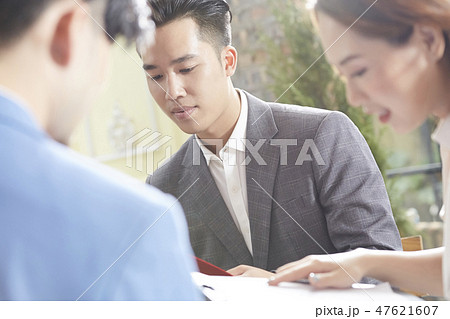 男性 ビジネスマン 男性 ビジネスマン 47621607
