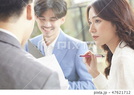 女性 ビジネスウーマン 打ち合わせ 女性 ビジネスウーマン 打ち合わせ 47621712