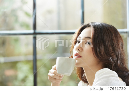 女性　ライフスタイル　リラックス 47621720