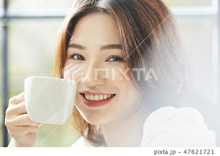 女性　ライフスタイル　リラックス 47621721
