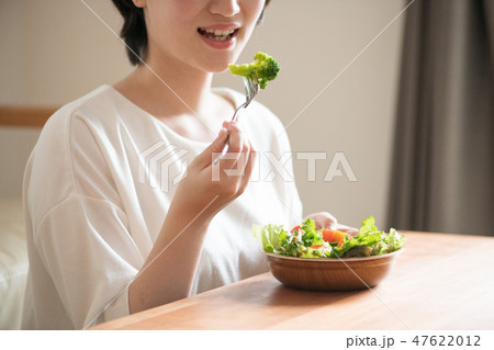 ブロッコリーを食べる若い日本人女性 ブロッコリーを食べる若い日本人女性 47622012