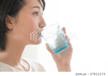 ミネラルウォーターを飲む若い日本人女性 47622274