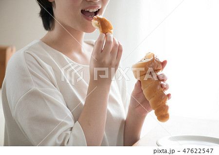 チョココロネを食べる若い日本人女性 47622547