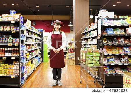 スーパー　店員　アルバイト　スーパーマーケット 47622828
