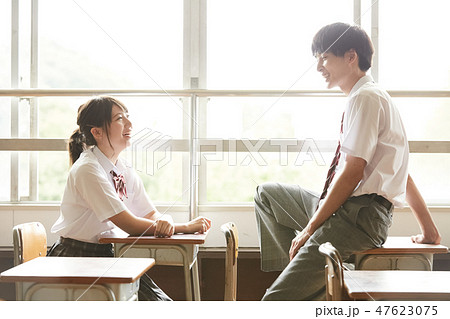 高校生　学校生活　休み時間 47623075