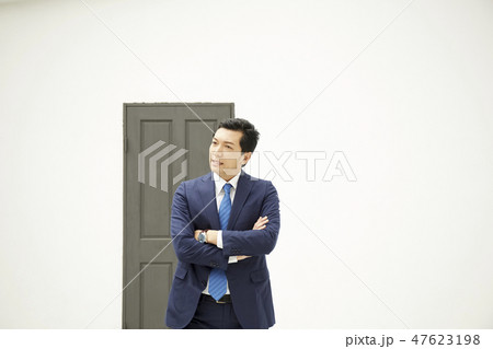 迷うビジネスマン 47623198