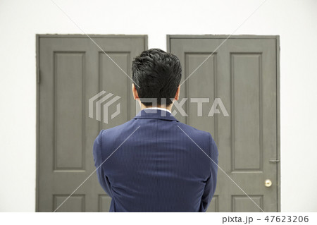 迷うビジネスマン 迷うビジネスマン 47623206