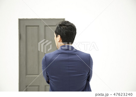 迷うビジネスマン 47623240