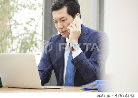 仕事をするビジネスマン 47623242
