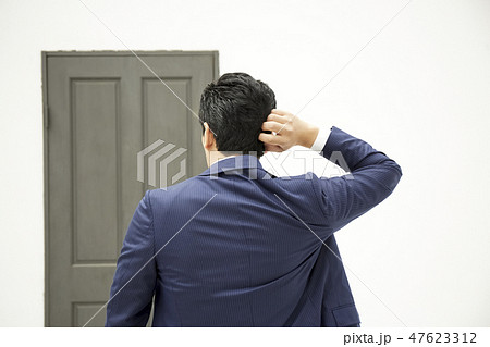 迷うビジネスマン 47623312
